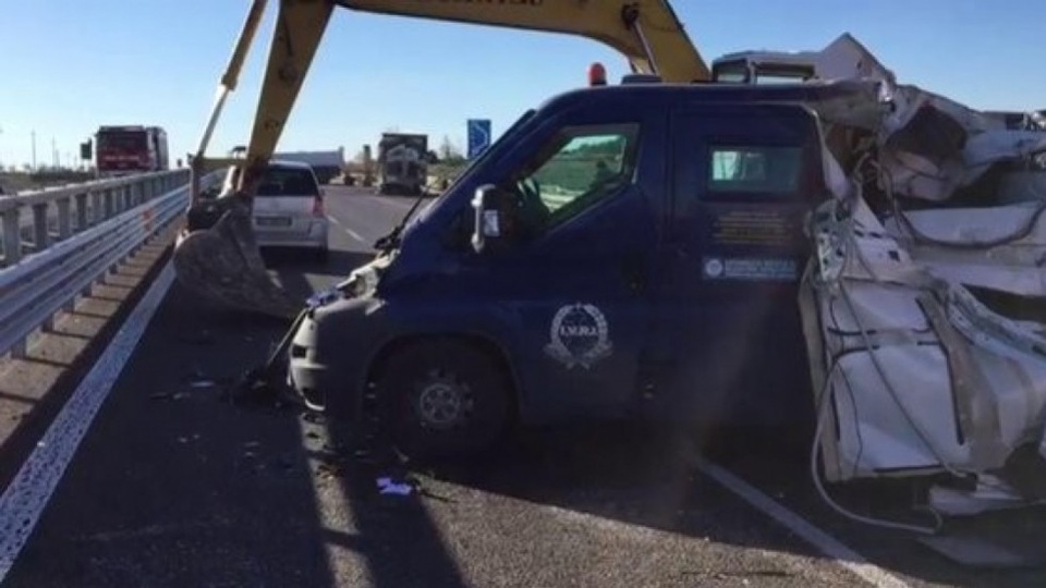 Kẻ cướp dùng máy xúc rạch nát xe bọc thép cướp tiền táo tợn ở Italy - Ảnh 2. Kẻ cướp dùng máy xúc rạch nát xe bọc thép cướp tiền táo tợn ở Italy - Ảnh 2.