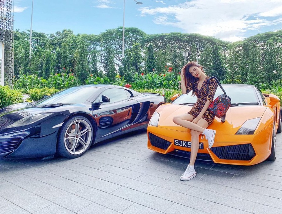 Cuộc sống với biệt thự đồ sộ, dinh cơ hoành tráng của Lan Khuê và ông xã đại gia - 13 Cô ăn vận cá tính trước siêu xe đắt đỏ trong chuyến du lịch Singapore cùng ông xã.