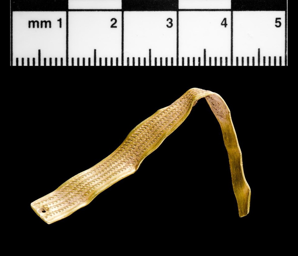 Một trong những chiếc vòng tay bằng vàng mà anh Turton tìm được.