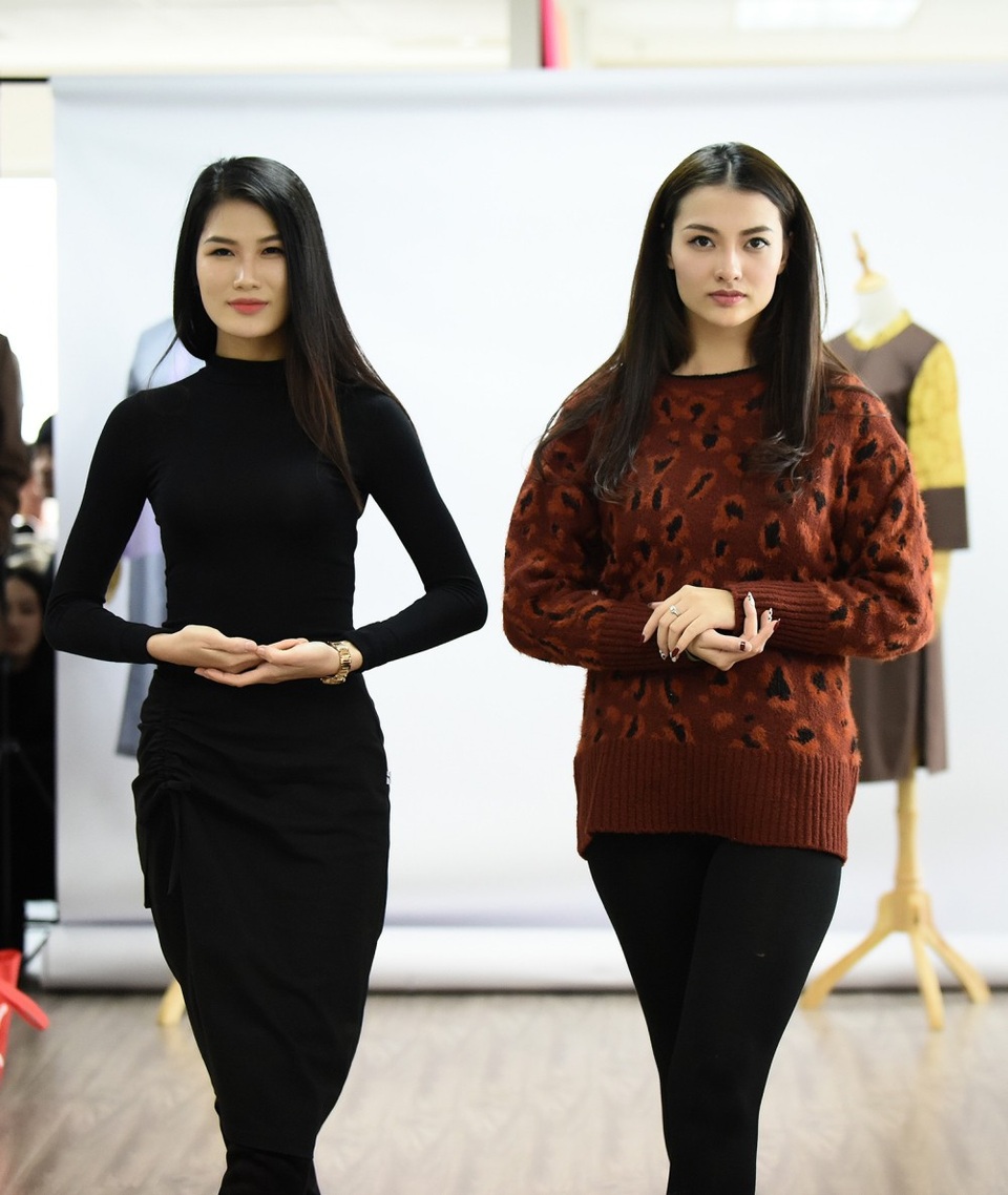 Hồng Quế giản dị bất ngờ đi casting show trang phục Phật tử - 3
Hoa hậu thân thiện Ngọc Anh đảm nhận vai trò Đạo diễn catwalk của chương trình, hỗ trợ nhà thiết kế trong việc tìm kiếm những gương mặt phù hợp cho BST trang phục lễ chùa.