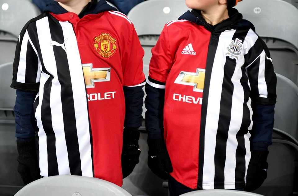 Nhìn lại chiến thắng thứ tư liên tiếp của Solskjaer cùng Man Utd - 4
Hai cổ động viên nhí với chiếc áo đấu lạ lẫm, cổ vũ cho cả hai đội bóng không riêng gì một đội