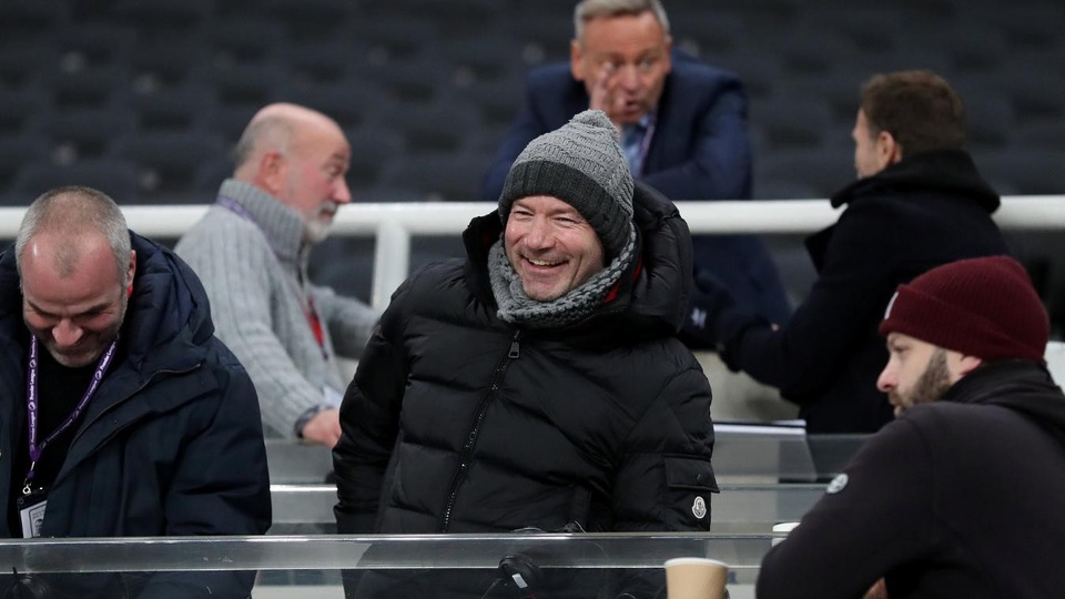 Nhìn lại chiến thắng thứ tư liên tiếp của Solskjaer cùng Man Utd - 5
Huyền thoại Alan Shearer trở lại St Jame Park trong vai trò một bình luận viên của đài truyền hình. Ông từng có một thời gian ngắn dẫn dắt Newcastle nhưng không thành công