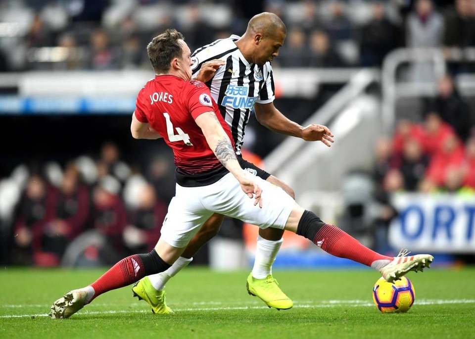 Nhìn lại chiến thắng thứ tư liên tiếp của Solskjaer cùng Man Utd - 8
Jones nỗ lực cản phá phá pha băng xuống của Rondon