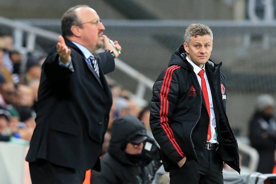 Nhìn lại chiến thắng thứ tư liên tiếp của Solskjaer cùng Man Utd - 10
Solskajer đứng nhìn Benitez chỉ đạo cầu thủ đội chủ nhà thi đấu. Chiến lược gia người Na Uy cũng chỉ đạo Man Utd thi đấu nhưng khá nhẹ nhàng, không gào thét