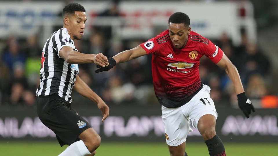 Nhìn lại chiến thắng thứ tư liên tiếp của Solskjaer cùng Man Utd - 14
Pha đi bóng của Martial, tiền đạo người Pháp hoạt động năng nổ nhưng không có được dấu ấn rõ nét