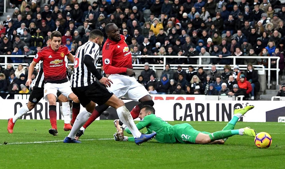 Nhìn lại chiến thắng thứ tư liên tiếp của Solskjaer cùng Man Utd - 18
Lukaku chớp cơ hội rất nhanh sau khi Dubravka không thể bắt dính cú sút phạt của Rashford