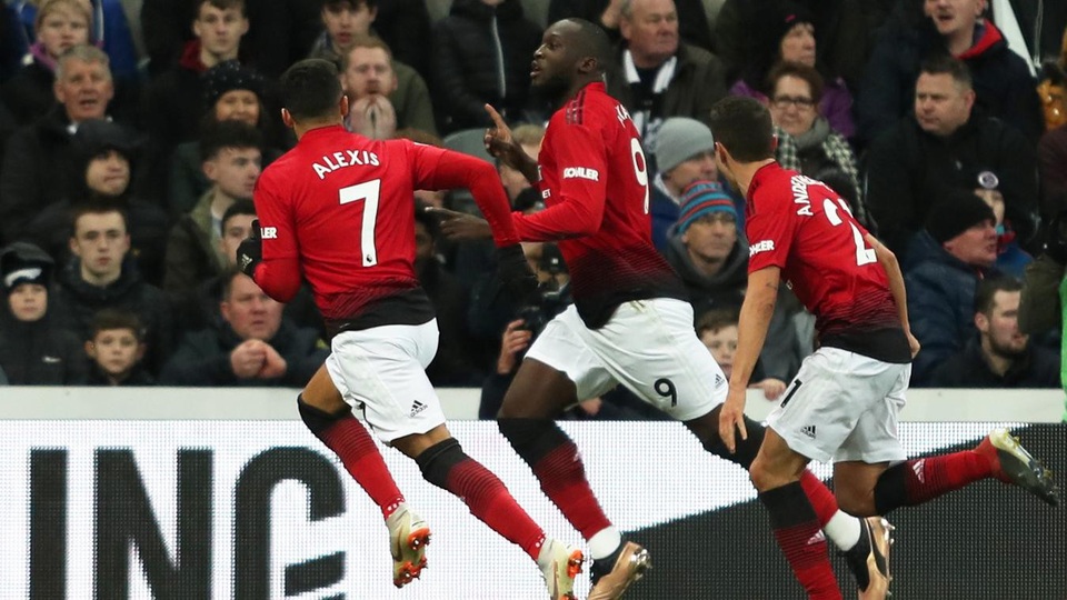 Nhìn lại chiến thắng thứ tư liên tiếp của Solskjaer cùng Man Utd - 19
Lukaku và các cầu thủ Man Utd ăn mừng bàn thắng, tiền đạo người Bỉ ghi hai trong hai trận vào sân từ băng ghế dự bị