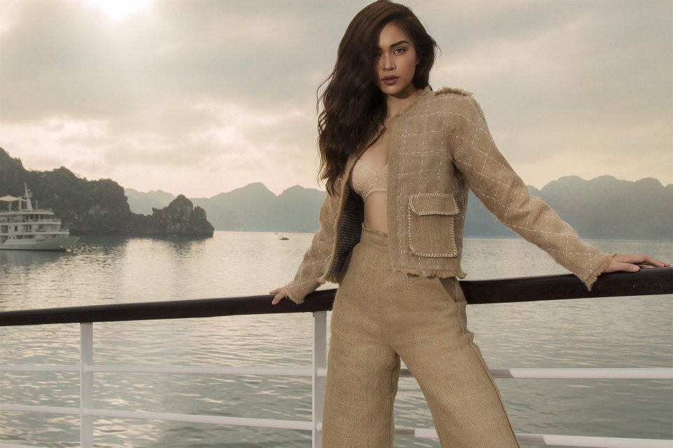 Tổng thể trang phục mang đến hình tượng một cô gái quyến rũ, tự tin và rất cá tính.