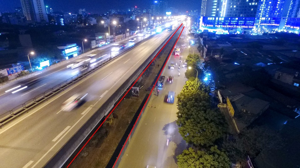 Công nhân trắng đêm xén dải phân cách mở rộng đường Hà Nội - 1
Sở GTVT Hà Nội vừa công bố tổng chi phí cho việc xén hè mở rộng đường trên địa bàn là hơn 125 tỷ đồng. Trong đó có xén vỉa hè mở rộng mặt đường trên tuyến đường Vành đai 2 đoạn từ Cầu Giấy đến Ngã Tư Sở và cơ quan chức năng cũng dự kiến xén dải phân cách hơn 8 km nhằm giải quyết tình trạng ùn tắc trên trục Vành đai 3 dưới thấp. Trên đường Nguyễn Xiển, phần khoanh đỏ là dải phân cách dự kiến được mở rộng.
