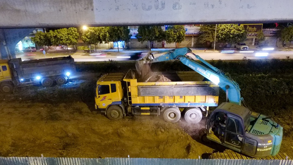 Công nhân trắng đêm xén dải phân cách mở rộng đường Hà Nội - 8 Công nhân trắng đêm xén dải phân cách mở rộng đường Hà Nội - 8