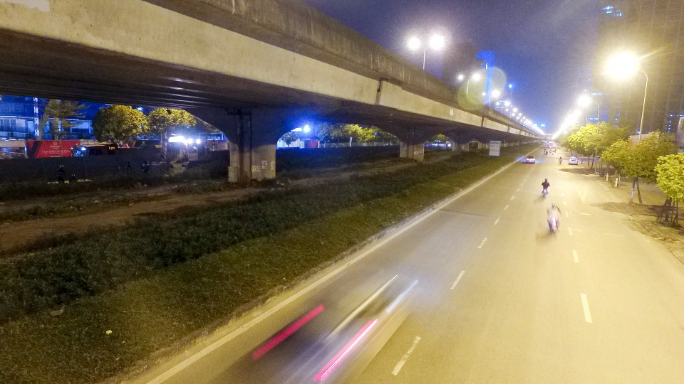Công nhân trắng đêm xén dải phân cách mở rộng đường Hà Nội - 14 Công nhân trắng đêm xén dải phân cách mở rộng đường Hà Nội - 14