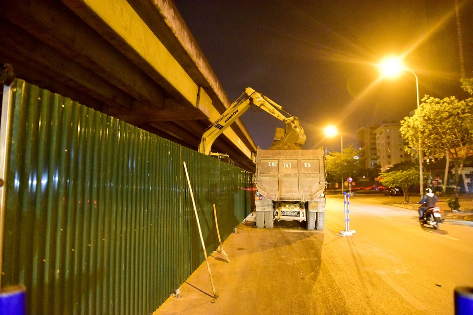 Công nhân trắng đêm xén dải phân cách mở rộng đường Hà Nội - 6
Đất thải được vận chuyển đi nơi khác bằng xe tải lớn.