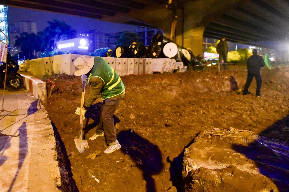Công nhân trắng đêm xén dải phân cách mở rộng đường Hà Nội - 9 Công nhân làm việc xuyên đêm với mục tiêu hoàn thành trước Tết Nguyên đán để góp phần giảm ùn tắc giao thông.