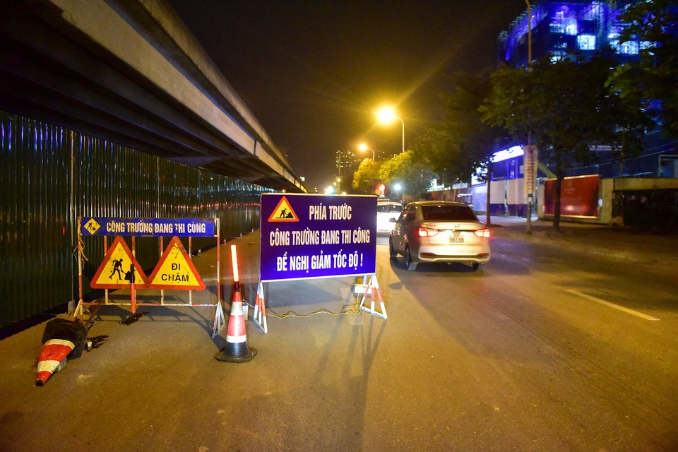 Công nhân trắng đêm xén dải phân cách mở rộng đường Hà Nội - 13
Trên đường có biển nhắc công trường.
