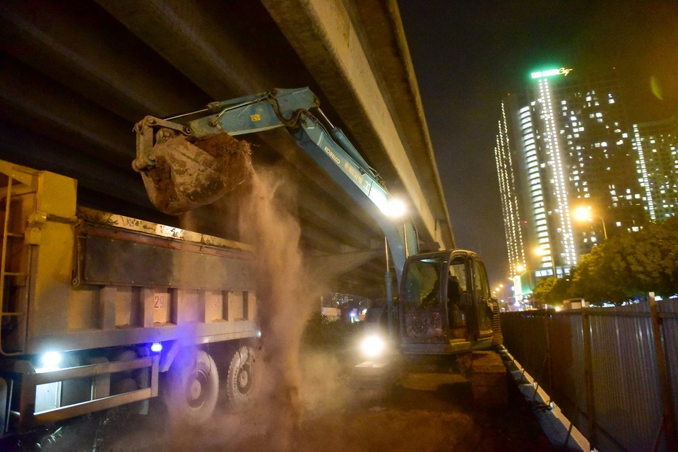 Công nhân trắng đêm xén dải phân cách mở rộng đường Hà Nội - 4
Đêm ngày 3/1, hàng chục công nhân và máy móc thuộc Công ty đường bộ 1 Hà Tây được huy động để thi công.