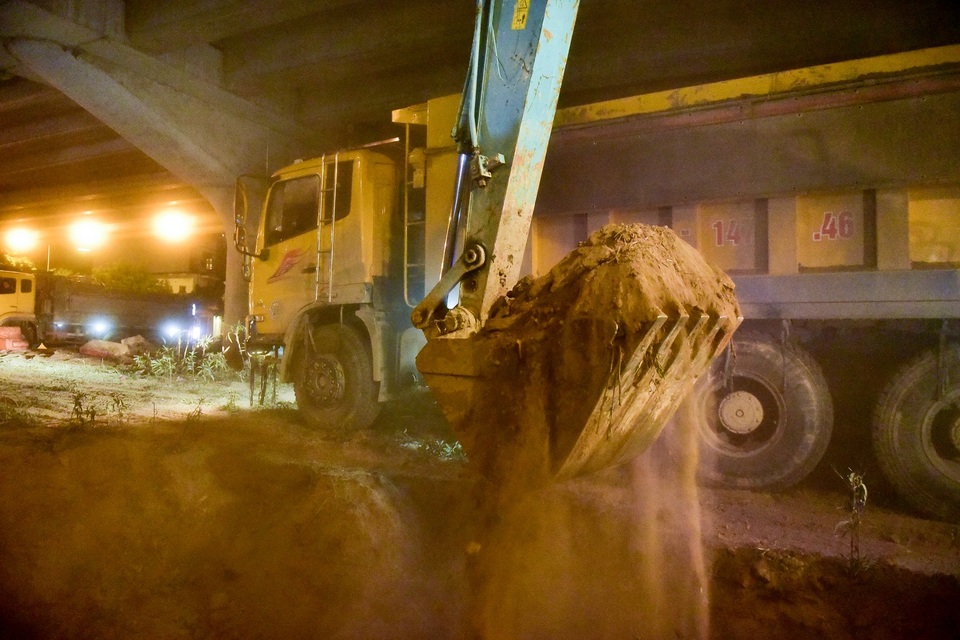 Công nhân trắng đêm xén dải phân cách mở rộng đường Hà Nội - 5
Thời gian mở rộng đường vào ban đêm để giảm ảnh hưởng đến giao thông.