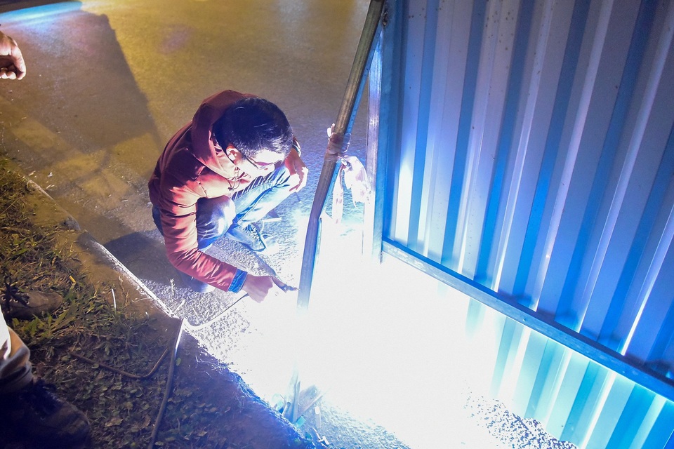 Công nhân trắng đêm xén dải phân cách mở rộng đường Hà Nội - 10
Dọc tuyến đường xén dải phân cách tiếp tục được quây tôn để đảm bảo an toàn.
