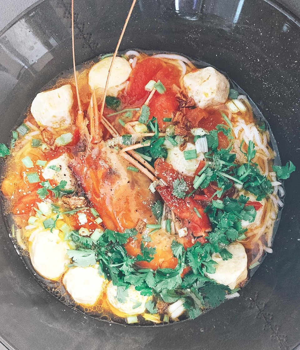 Cuộc sống với biệt thự đồ sộ, dinh cơ hoành tráng của Lan Khuê và ông xã đại gia - 4 Cô lui về chăm lo cho tổ ấm nhiều hơn. Lan Khuê là cô gái khá đảm đang, yêu thích nội trợ, trên trang cá nhân, cô thường chia sẻ những món ăn mà cô tự tay vào bếp nấu cho chồng thưởng thức.