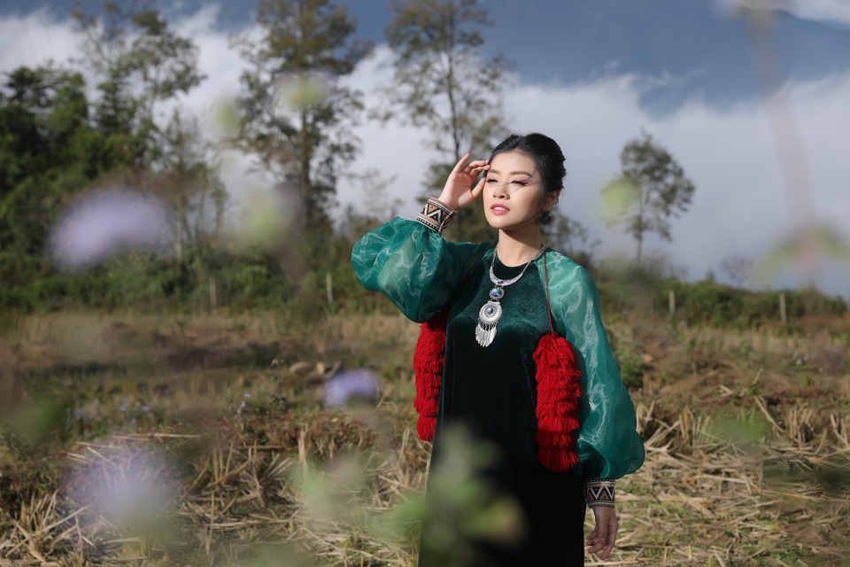 Nguyễn Thu Hằng “thôi miên” với MV quay ở “thiên đường” Tây Bắc - 2 Mây bồng bềnh và nắng vàng rực rỡ làm cho phong cảnh Y Tý đẹp như một xứ sở thiên đường.