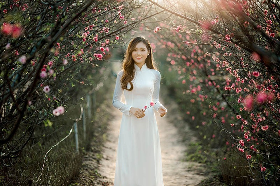 Nữ sinh ĐH Kinh tế Quốc dân khoe sắc bên hoa đào đầu mùa - 6 Công việc làm thêm của cô gái này chính là chụp ảnh mẫu thời trang cho các cửa hàng. Công việc này vừa giúp Trà kiếm thêm một khoản thu nhập, vừa giúp cô rèn luyện các kỹ năng mềm để trở nên tự tin hơn.