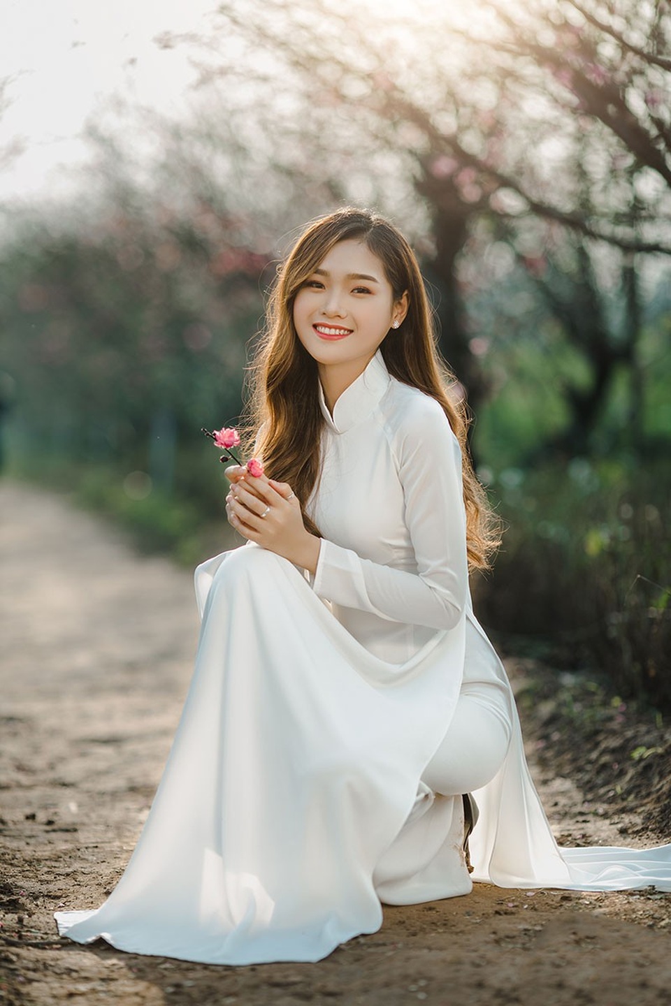 Nữ sinh ĐH Kinh tế Quốc dân khoe sắc bên hoa đào đầu mùa - 3 Cù Thị Trà sở hữu khuôn mặt khả ái, nụ cười tươi và thân hình mảnh mai. Ngoài đời cô được nhận xét là người thân thiện, hòa đồng và biết cách lắng nghe, quan tâm mọi người xung quanh.