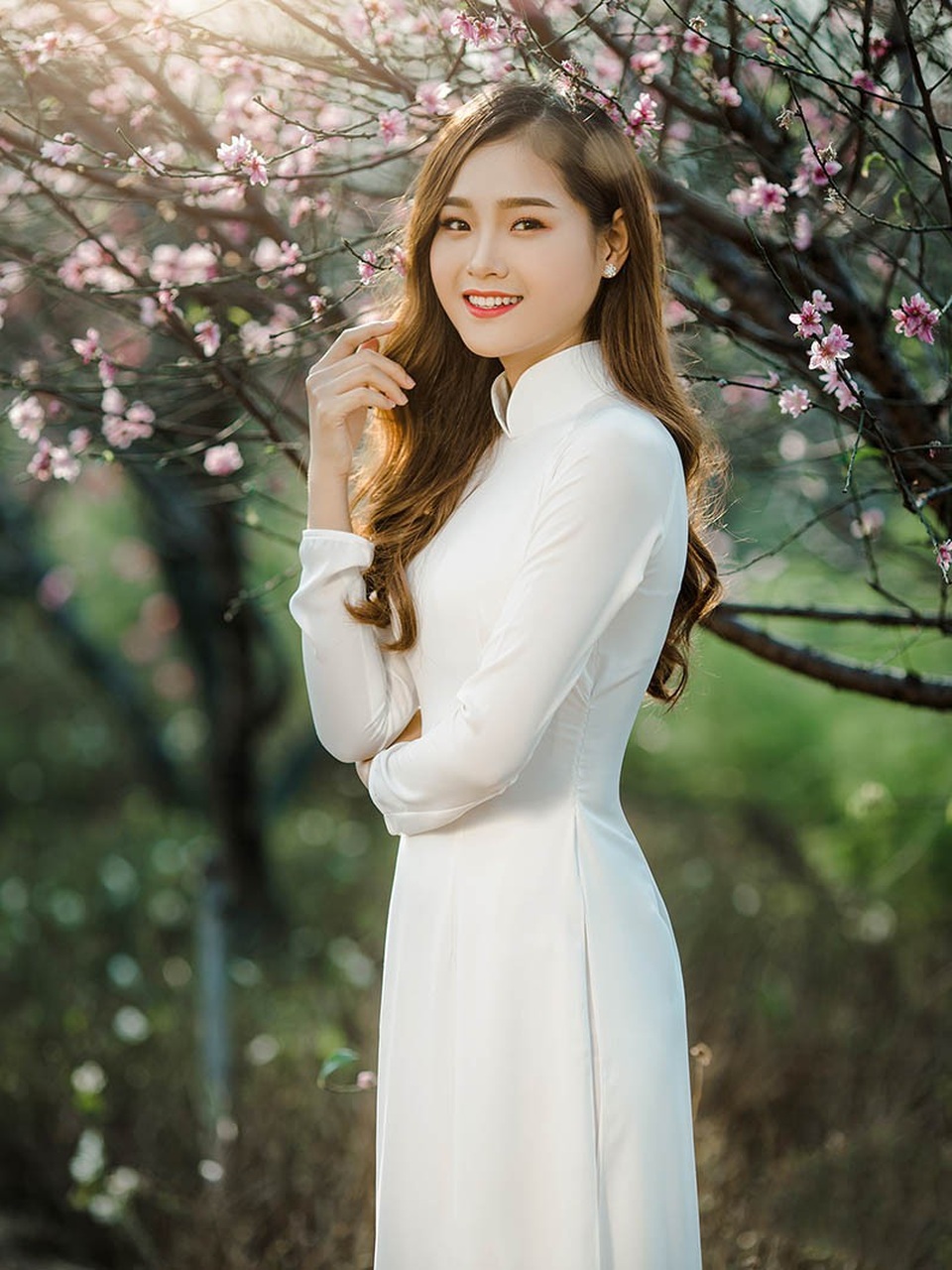 Nữ sinh ĐH Kinh tế Quốc dân khoe sắc bên hoa đào đầu mùa - 2
Nữ sinh này chia sẻ: “Em chỉ là muốn lưu giữ một quãng đời tươi đẹp, hơn nữa em cũng rất thích chụp ảnh. Những ngày cuối năm sẽ thêm ý nghĩa như là một dấu mốc để sau này nhìn lại chính mình. Em cũng rất bất ngờ khi bộ ảnh của mình lại nhận được sự yêu mến của mọi người như vậy”.