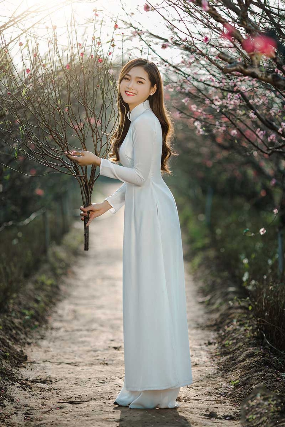 Nữ sinh ĐH Kinh tế Quốc dân khoe sắc bên hoa đào đầu mùa - 5 Trà không ngại thử thách, vì mỗi chông gai sẽ giúp bản thân mỗi người tôi luyện bản lĩnh để hoàn thiện chính mình. Cô vừa đi học vừa sắp xếp thời gian đi làm thêm để phụ giúp bố mẹ trang trải chi phí sinh hoạt.