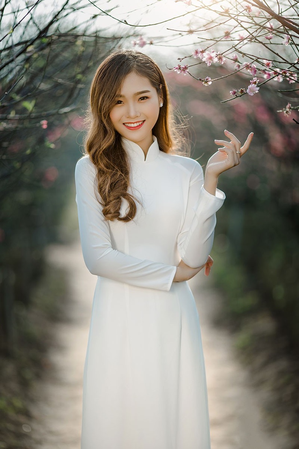 Nữ sinh ĐH Kinh tế Quốc dân khoe sắc bên hoa đào đầu mùa - 4 Cô gái sinh năm 1999 cũng quan niệm rằng: “Trong cuộc sống có rất nhiều điều quan trọng, dù chúng ta có là ai mà không được sống thật với chính mình thì cũng chẳng có ý nghĩa gì. Chỉ cần bản thân thấy đúng đắn, không khiến gia đình, những người thân yêu phải buồn thì hãy cứ can đảm tiến về phía trước”.