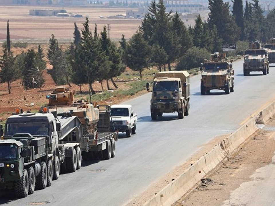 Đoàn xe quân sự lớn Thổ Nhĩ Kỳ rầm rập tiến đến biên giới Syria chuẩn bị đánh người Kurd - 1
Đoàn xe quân sự Thổ Nhĩ Kỳ đang chạy hướng đến biên giới Syria