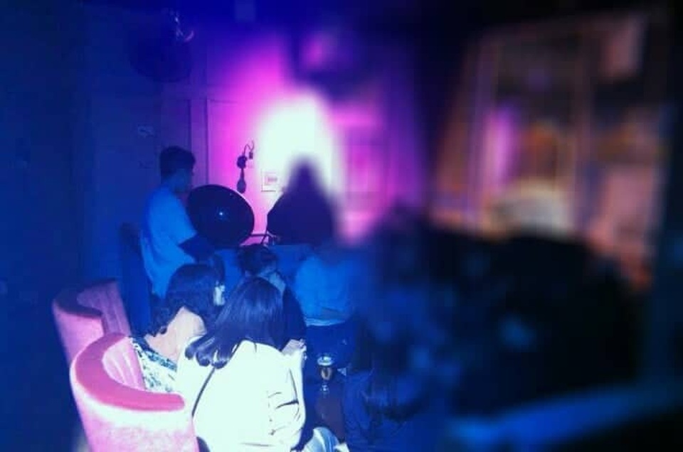 Bóng cười, shisha: Giới trẻ thản nhiên sử dụng dù đã bị cấm (P.1) - 2 
Chứng kiến tận mắt một nhóm học sinh đang hút bóng cười tại một quán cafe trên đường Nguyễn Hữu Huân.