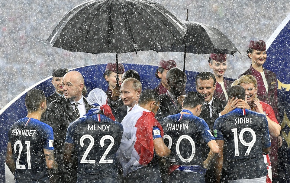 Chiến thắng vang dội nhất của Tổng thống Putin năm 2018 - 3
Tổng thống Putin (thứ hai từ trái sang) và Tổng thống Pháp Emmanuel Macron (thứ ba từ trái sang) trao giải cho các cầu thủ trong trận chung kết World Cup ngày 15/7. (Ảnh: Reuters)