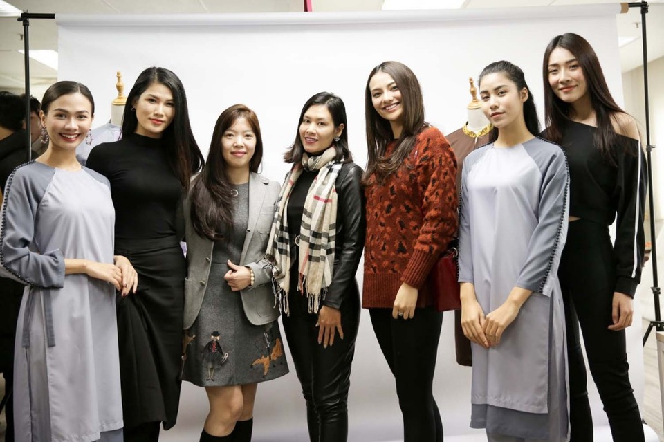 Hồng Quế giản dị bất ngờ đi casting show trang phục Phật tử - 6
NTK Kim Ngọc, Ngọc Anh và các người mẫu. Được biết, show diễn diễn ra vào ngày 14/1 tới tại Hà Nội.