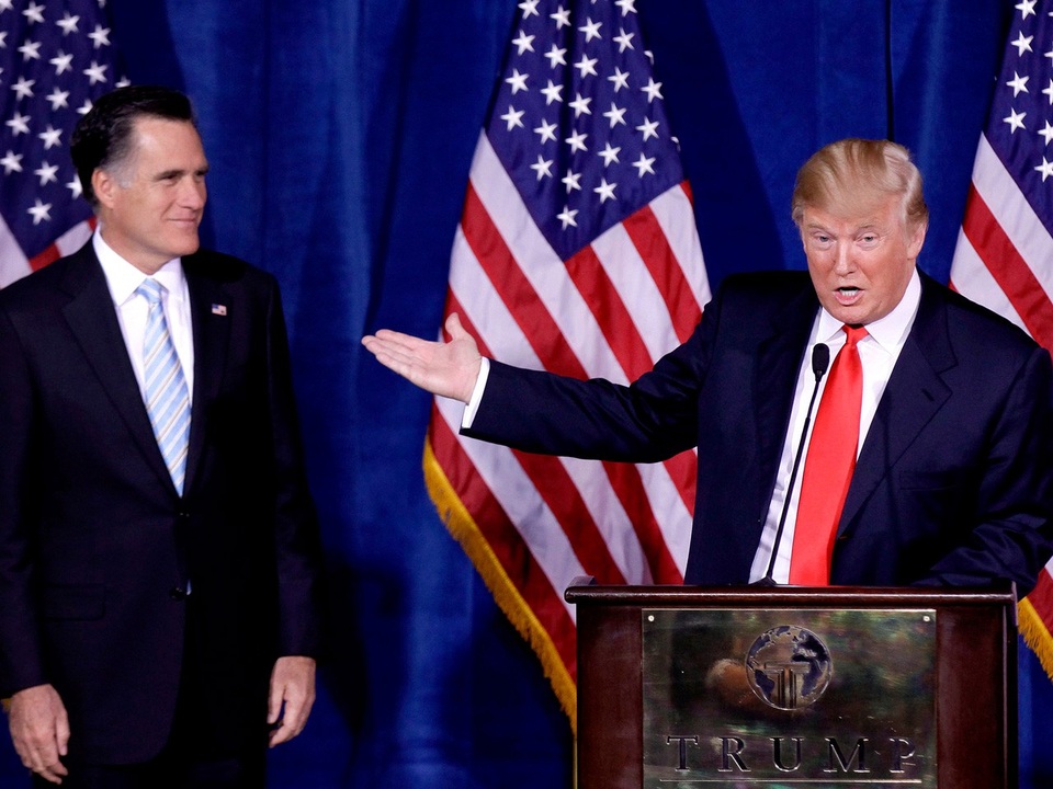 Ông Trump phản pháo khi bị chỉ trích "chưa xứng làm tổng thống" - 1
Tổng thống Mỹ Donald Trump (phải) và Thượng nghị sĩ Mitt Romney (Ảnh: CBS)