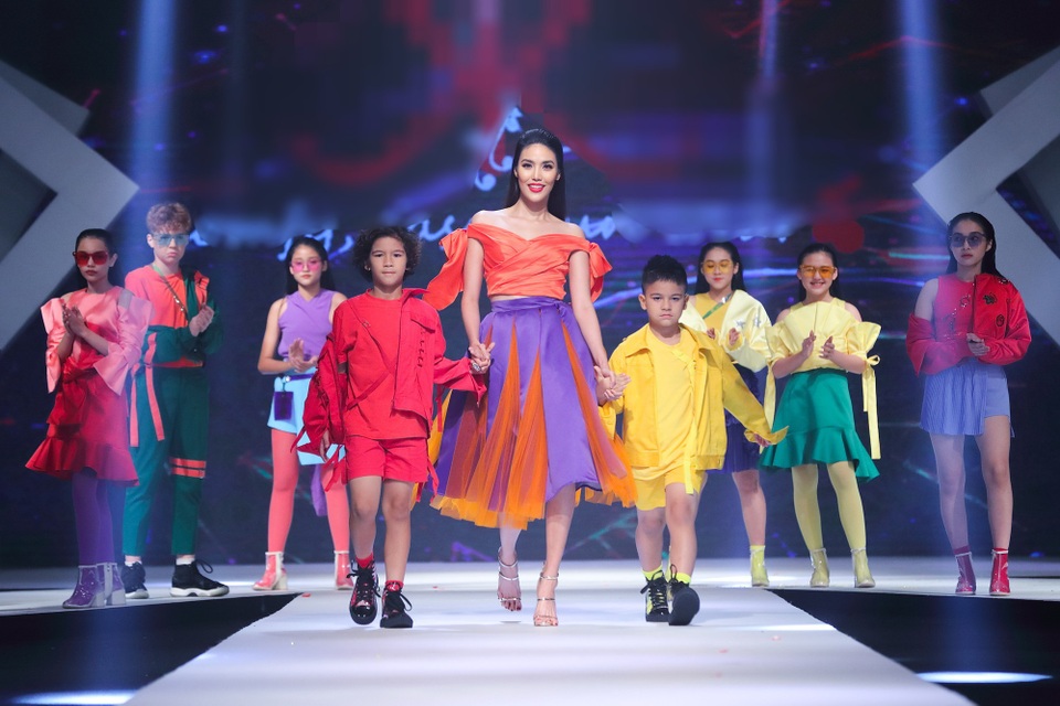 Cuộc sống với biệt thự đồ sộ, dinh cơ hoành tráng của Lan Khuê và ông xã đại gia - 3 Sau đám cưới cổ tích, Lan Khuê có vẻ im ắng hơn so với trước đây. Điều này khiến không ít người tò mò về cuộc sống hôn nhân của cô và ông xã đại gia. Chỉ thỉnh thoảng Lan Khuê mới xuất hiện ở vai trò giám khảo casting show hay người mẫu trình diễn vedette trên sàn catwalk.