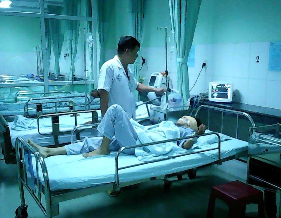 Sau ly hôn, vợ bị chồng cũ bạo hành dã man, cắt tai - 1
Hiện nạn nhân đang được chăm sóc tại Bệnh viện Đa khoa Vĩnh Đức