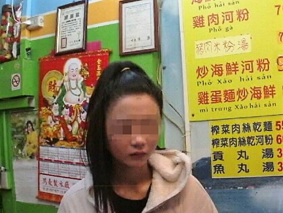 Cô gái trẻ 22 tuổi bị cảnh sát tìm thấy trong một cửa hàng bán đồ ăn tại thành phố Cao Hùng