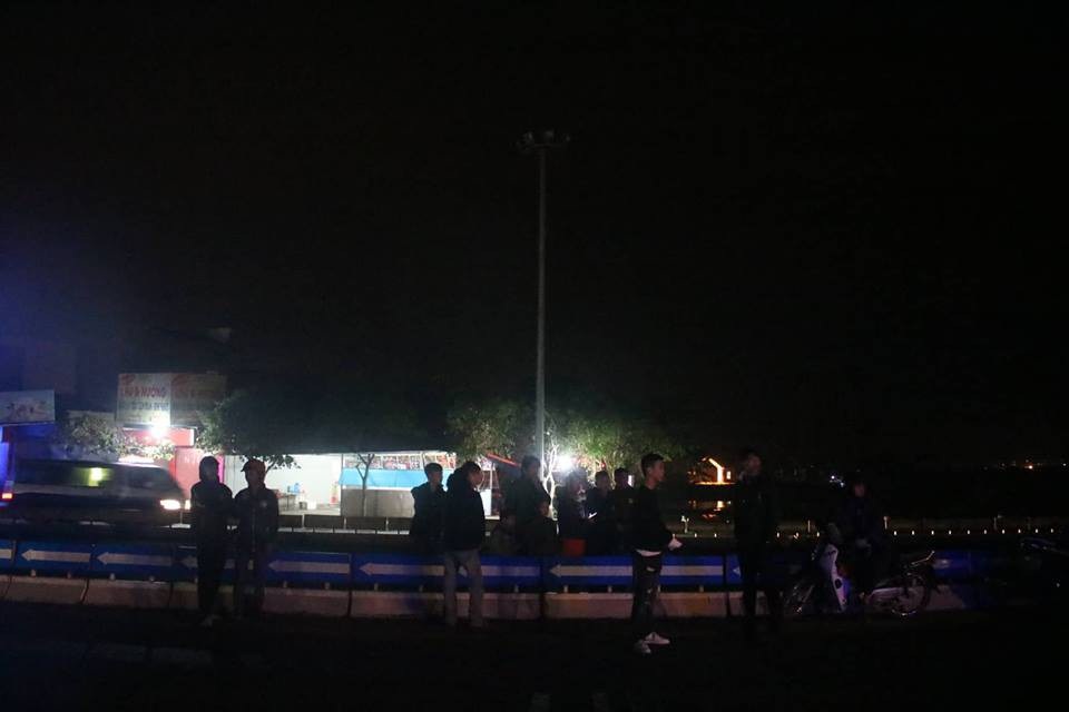 
Ngã tư chết người tối thui, không có điện chiếu sáng.
