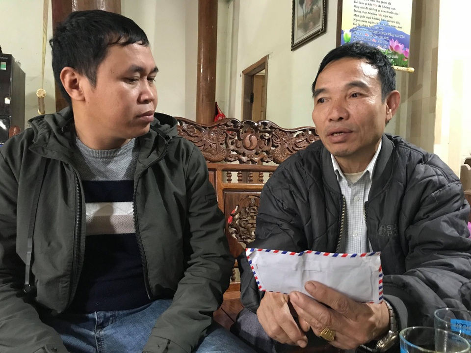 Cán bộ quản lý thị trường bị tố “làm luật” khi vào nhà thầy lang mua thuốc - 1
Thầy lang Vi Văn Hùng kể lại sự việc. Đến thời điểm hiện tại ông vẫn chưa dám mở chiếc phong bì mà cán bộ gửi lại.