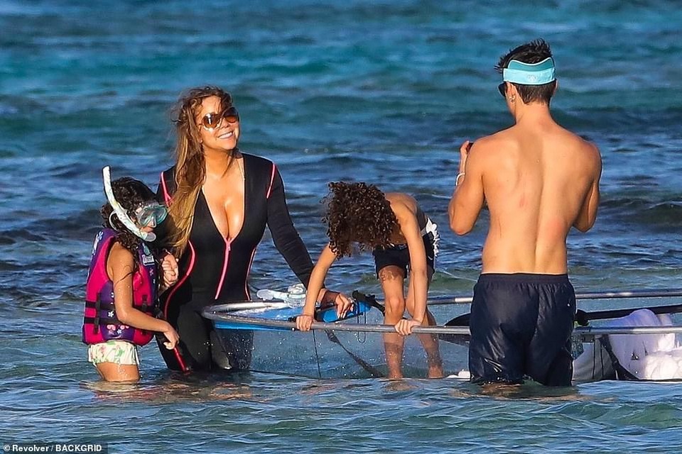 Mariah Carey đi nghỉ mát cùng bạn trai kém 13 tuổi - Ảnh 4. Mariah Carey đi nghỉ mát cùng bạn trai kém 13 tuổi - Ảnh 4.