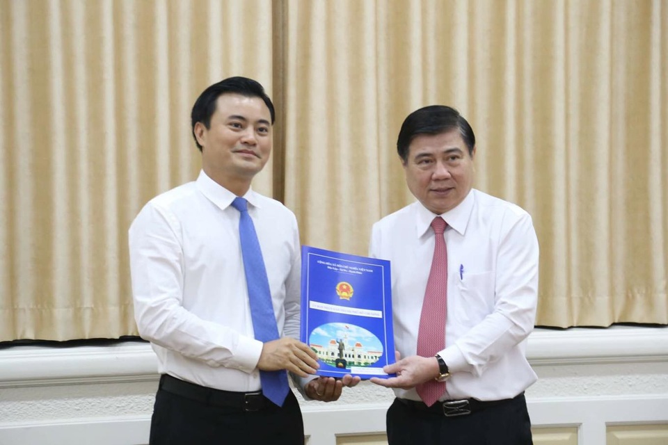 Ông Lê Nguyễn Minh Quang thôi chức Trưởng Ban Quản lý Đường sắt đô thị TPHCM - 1
Chủ tịch UBND TPHCM Nguyễn Thành Phong đã trao quyết định điều động ông Bùi Xuân Cường giữ chức Trưởng Ban Quản lý Đường sắt đô thị TPHCM