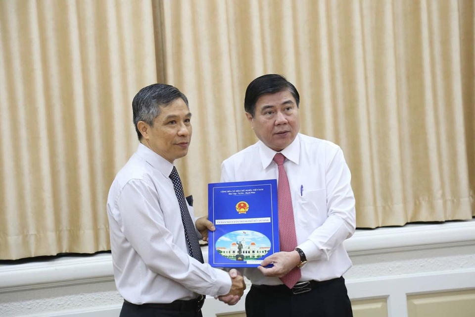 Ông Lê Nguyễn Minh Quang thôi chức Trưởng Ban Quản lý Đường sắt đô thị TPHCM - 2 Chủ tịch UBND TPHCM Nguyễn Thành Phong đã trao quyết định miễn nhiệm chức vụ Trưởng Ban QLĐSĐT đối với ông Lê Nguyễn Minh Quang