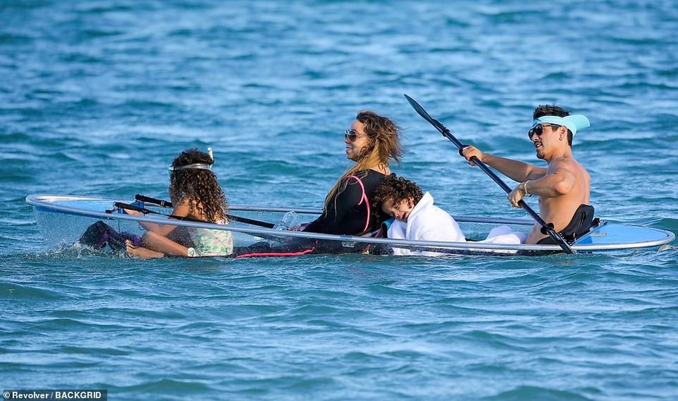 Mariah Carey đi nghỉ mát cùng bạn trai kém 13 tuổi - Ảnh 8. Mariah Carey đi nghỉ mát cùng bạn trai kém 13 tuổi - Ảnh 8.