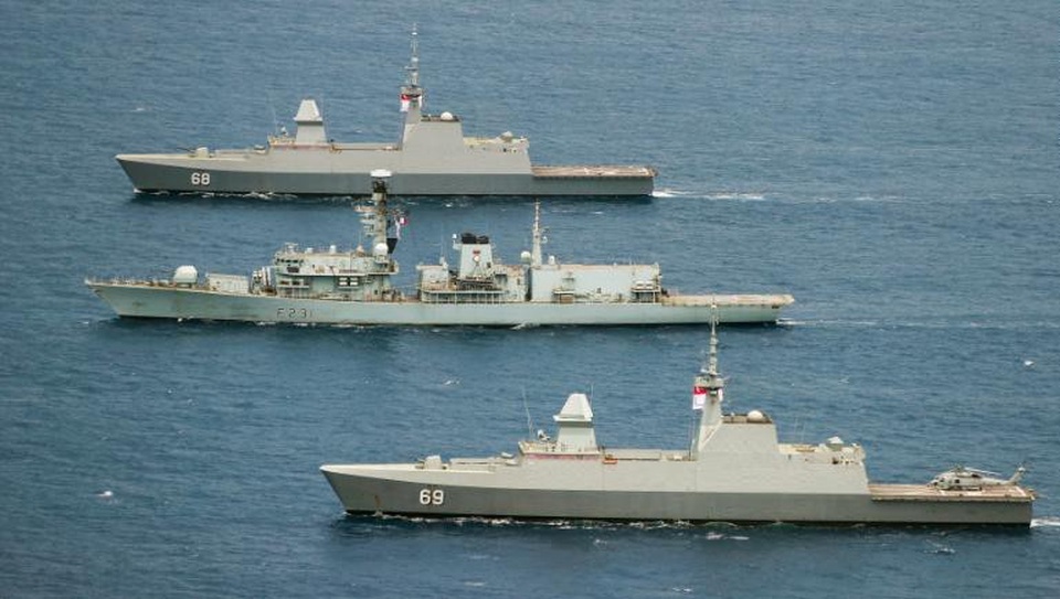 Anh lập căn cứ quân sự trên Biển Đông: Viễn cảnh thách thức Trung Quốc - 2
Tàu hộ vệ HMS Argyll của Anh (giữa) tham gia cuộc tập trận Bersama Lima 2018 hồi tháng 10 cùng các tàu của Malaysia, Singapore, Australia và New Zealand. (Ảnh: Royal Navy)