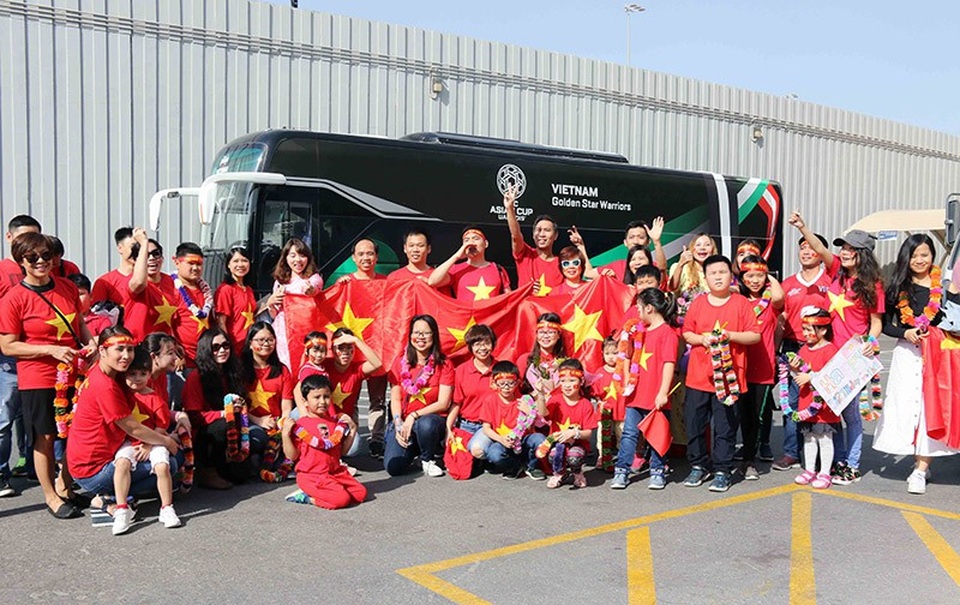 Đội tuyển Việt Nam đổ bộ tới UAE trong vòng vây của người hâm mộ - 1
Người hâm mộ xếp chờ đón đội tuyển Việt Nam ở sân bay Abu Dhabi