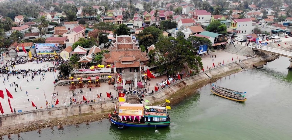 Khảo sát, thẩm định điểm Du lịch Đền Cờn - 1 Đền Cờn là một trong những địa danh nổi tiếng linh thiêng ở các tỉnh Bắc Trung bộ và cũng là địa danh du lịch, lịch sử văn hóa, tâm linh đã được công nhận là Di tích lịch sử văn hóa cấp Quốc gia từ năm 1993. Mỗi năm, đền đón hơn 110.000 lượt du khách trong và ngoài tỉnh. Lễ hội Đền Cờn được Bộ VHTTDL chính thức công nhận là di sản văn hóa phi vật thể quốc gia.