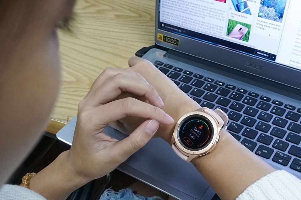 Mở hộp và trên tay nhanh Samsung Galaxy Watch giá 6,9 triệu đồng - 7 Mở hộp và trên tay nhanh Samsung Galaxy Watch giá 6,9 triệu đồng - 7