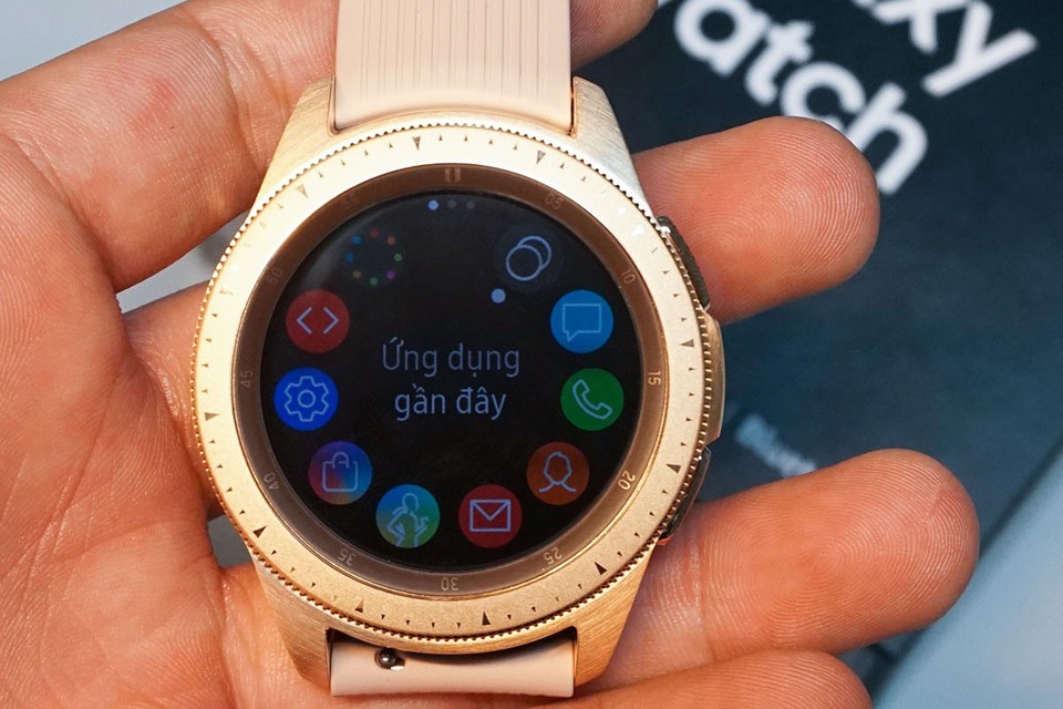 Mở hộp và trên tay nhanh Samsung Galaxy Watch giá 6,9 triệu đồng - 3 Mở hộp và trên tay nhanh Samsung Galaxy Watch giá 6,9 triệu đồng - 3
