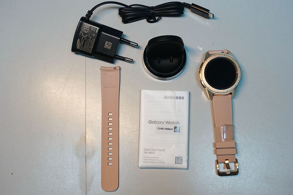 Mở hộp và trên tay nhanh Samsung Galaxy Watch giá 6,9 triệu đồng - 2 Mở hộp và trên tay nhanh Samsung Galaxy Watch giá 6,9 triệu đồng - 2