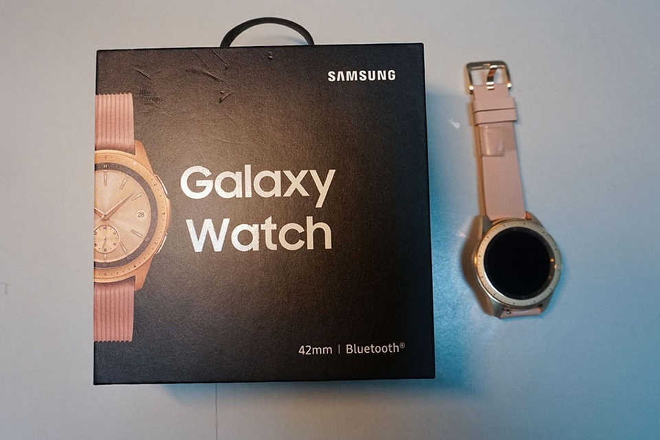 Mở hộp và trên tay nhanh Samsung Galaxy Watch giá 6,9 triệu đồng - 1 Mở hộp và trên tay nhanh Samsung Galaxy Watch giá 6,9 triệu đồng - 1