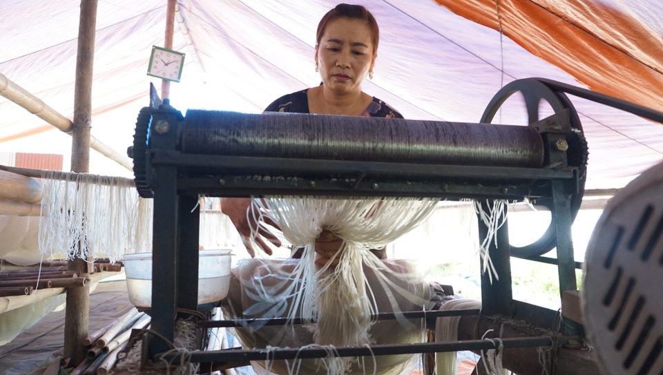 Thanh Hóa: Làng truyền thống làm miến dong nhộn nhịp dịp giáp Tết - 5 Nhiều gia đình đã đầu tư máy móc để việc làm miến được nhanh hơn.